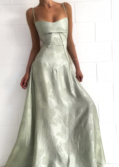Maxi-abito in raso | Spalline e design curvo | Glamour elegante