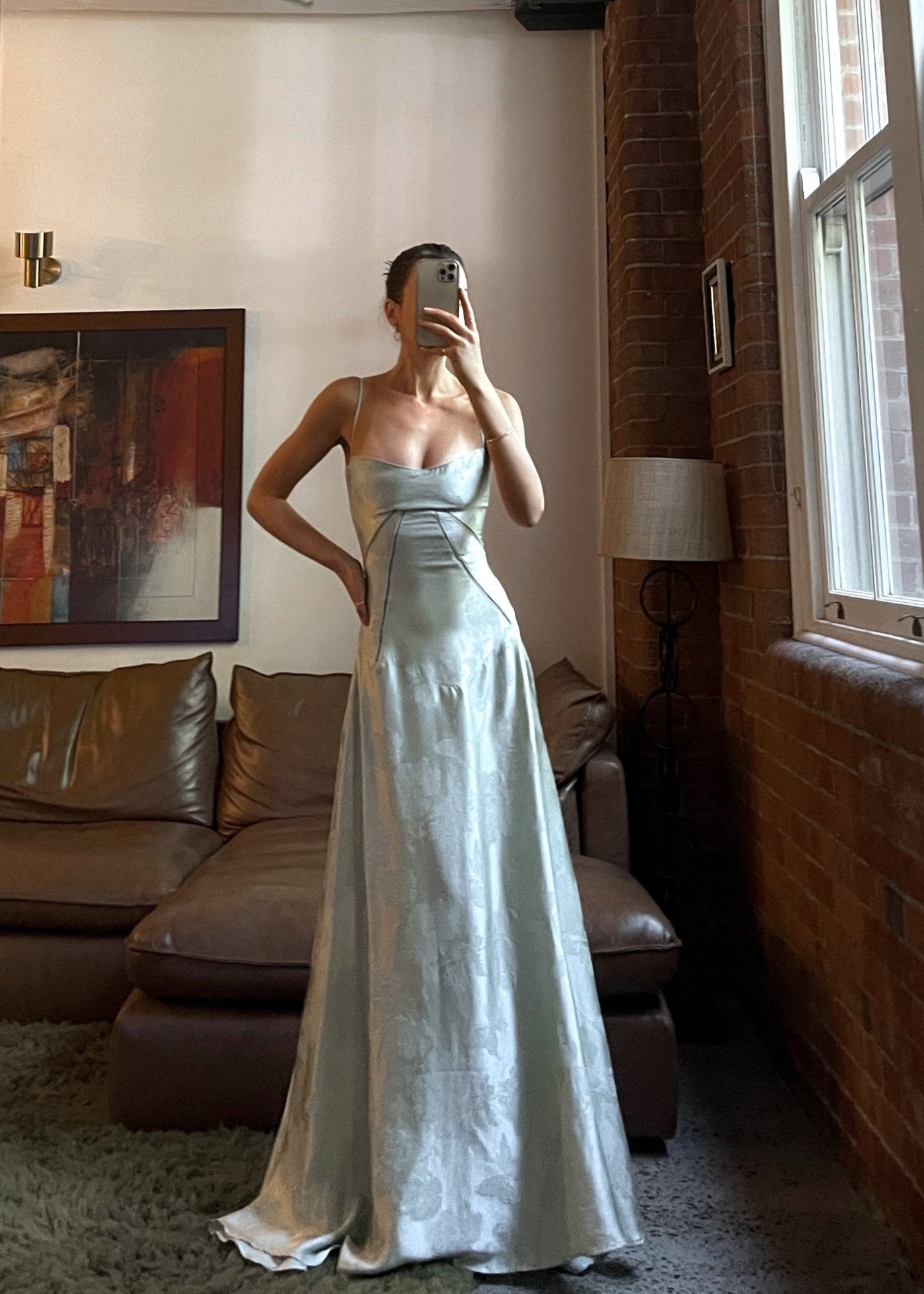 Maxi-abito in raso | Spalline e design curvo | Glamour elegante