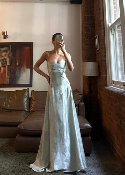 Maxi-abito in raso | Spalline e design curvo | Glamour elegante