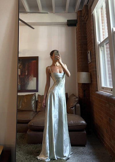 Maxi-abito in raso | Spalline e design curvo | Glamour elegante