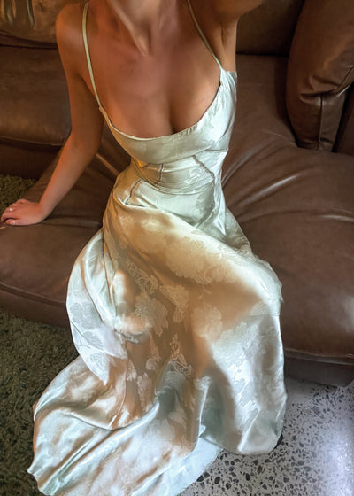 Maxi-abito in raso | Spalline e design curvo | Glamour elegante