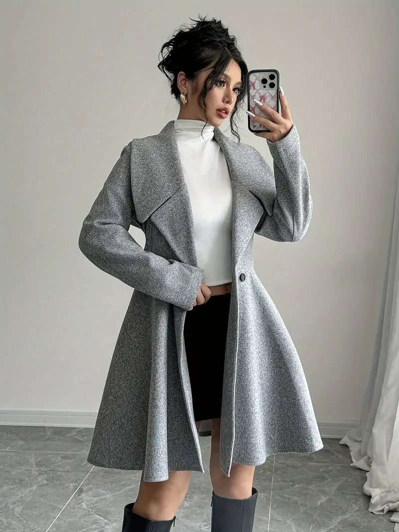 Elegante abrigo cruzado de mujer: cuello alto, mangas largas.
