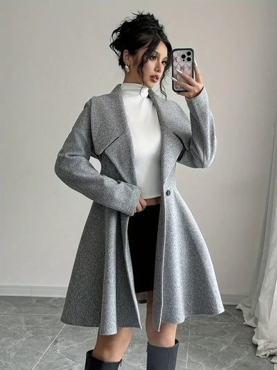 Elegante abrigo cruzado de mujer: cuello alto, mangas largas.