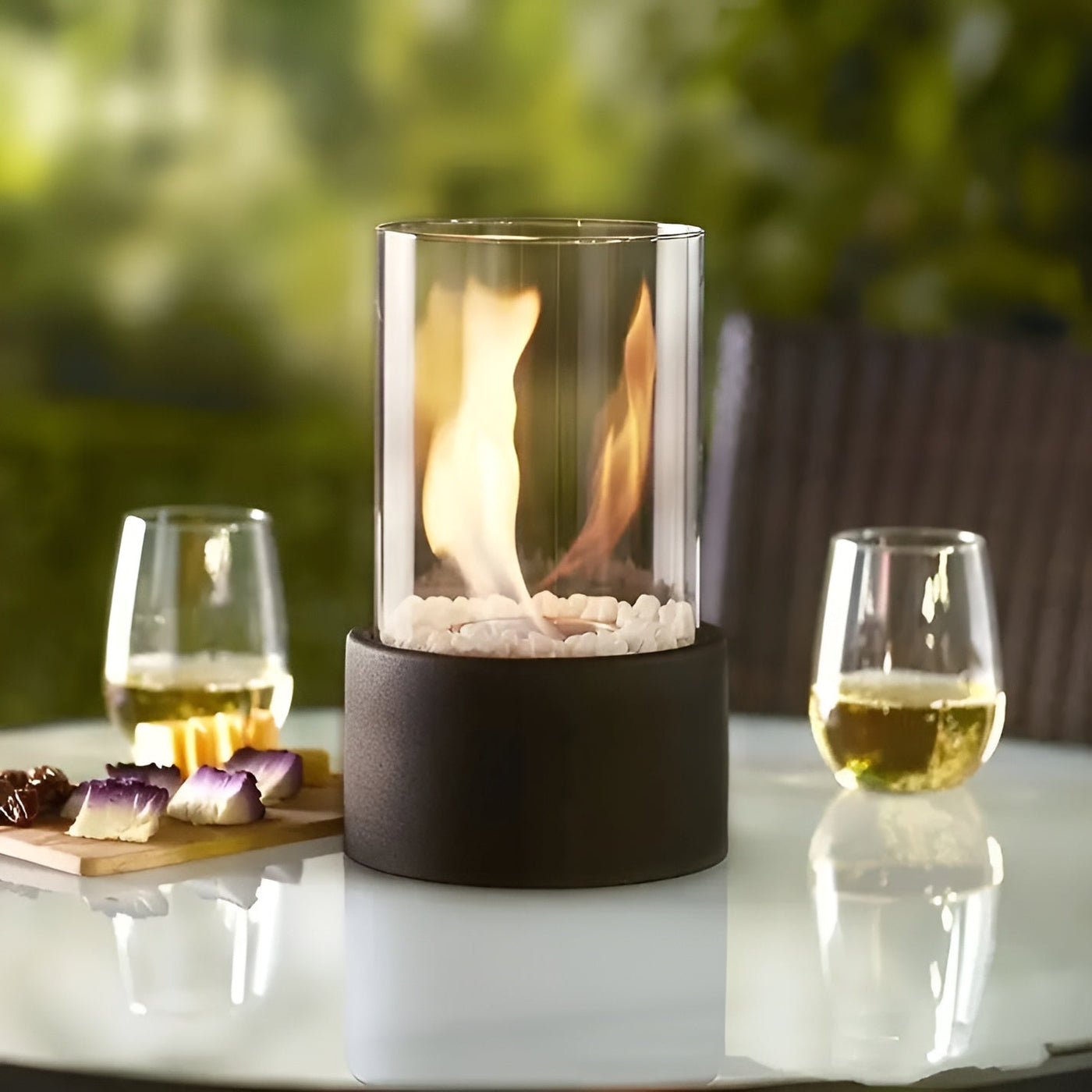 SleekFlame - Elegante brasero de mesa con base de metal negro
