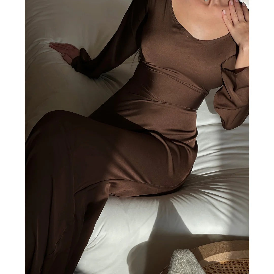 Elegante vestido largo ajustado de satén para mujer ideal para primavera/verano.