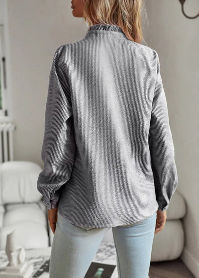 Blusa de mujer elegante larga y manera con cuello alto