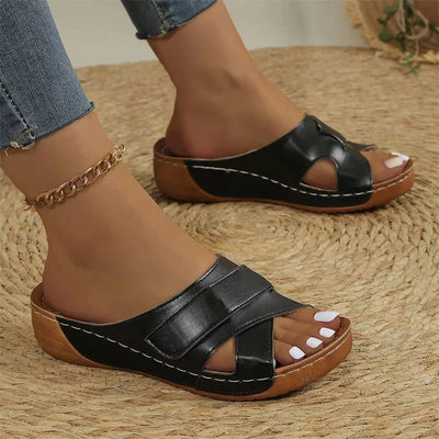 Sandalias de mujer con tiras y suela rígida