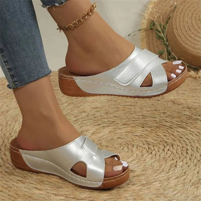 Sandalias de mujer con tiras y suela rígida