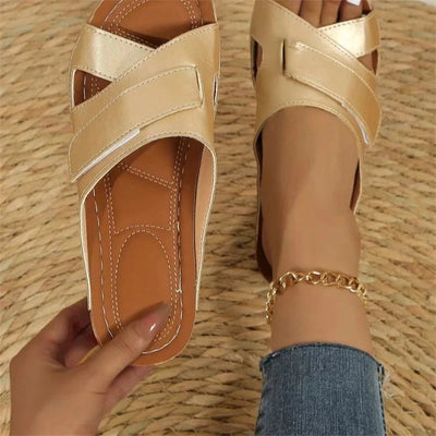 Sandalias de mujer con tiras y suela rígida