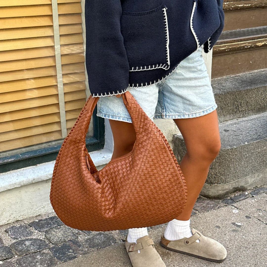 Sac hobo structuré par une femme avec une bandoulière réglable