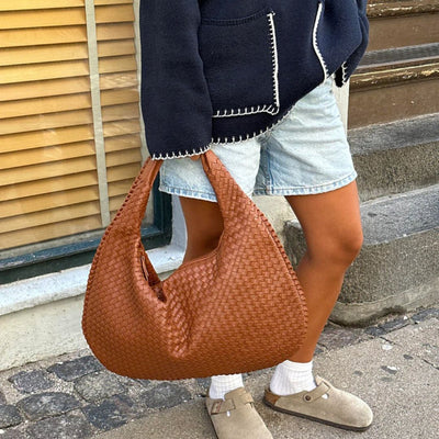 Sac hobo structuré par une femme avec une bandoulière réglable