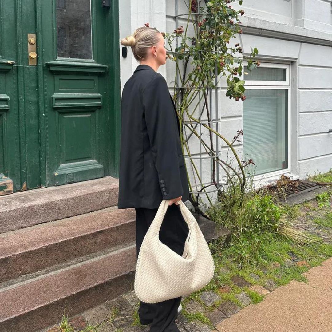 Sac hobo structuré par une femme avec une bandoulière réglable