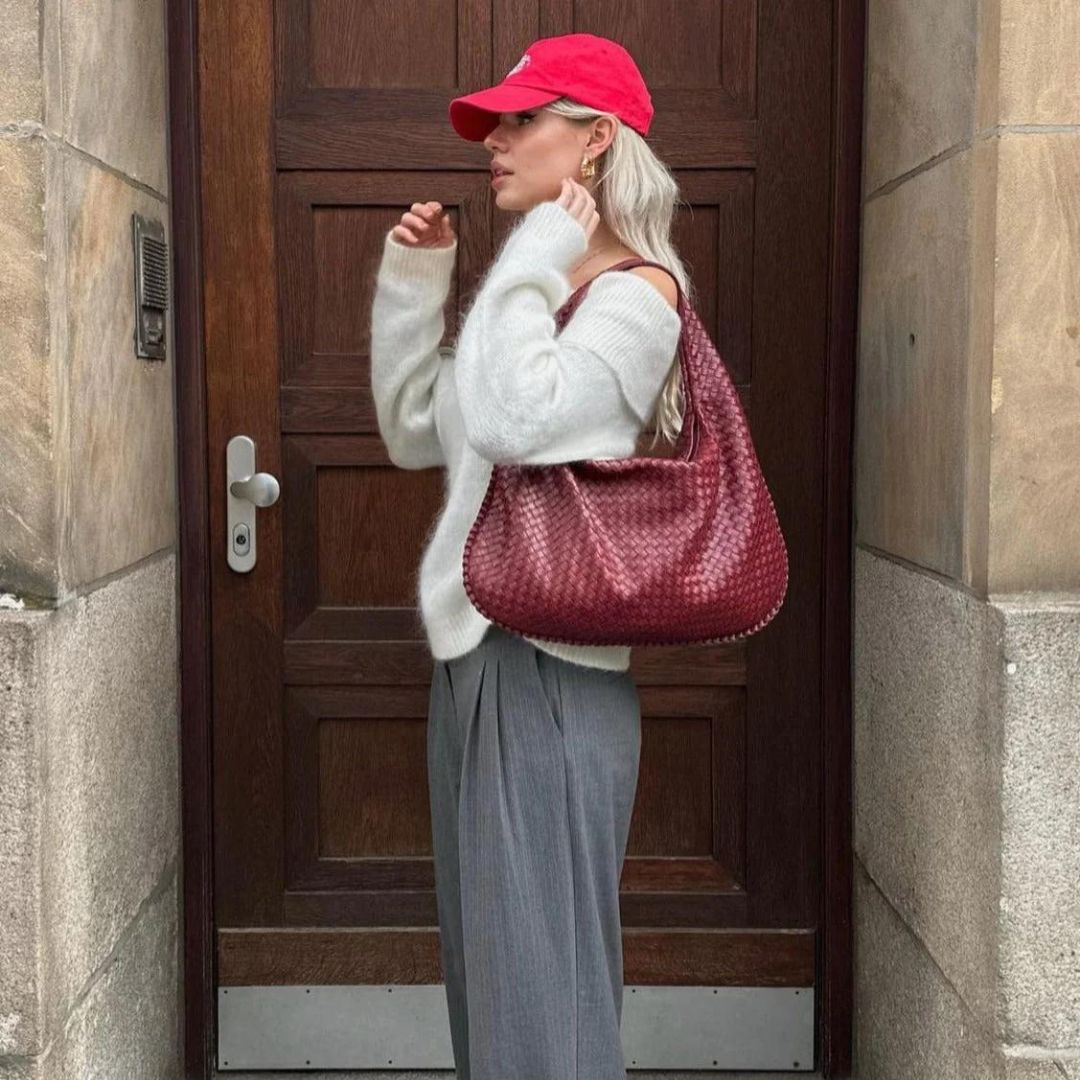 Sac hobo structuré par une femme avec une bandoulière réglable
