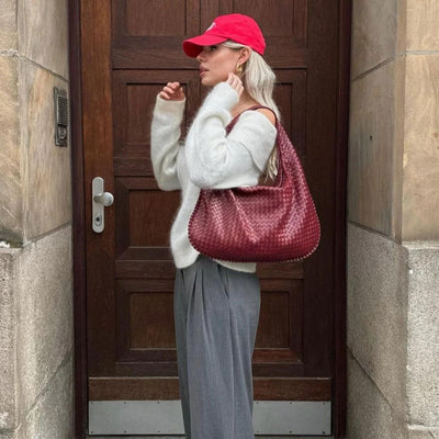 Sac hobo structuré par une femme avec une bandoulière réglable
