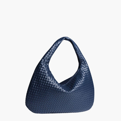 Sac hobo structuré par une femme avec une bandoulière réglable
