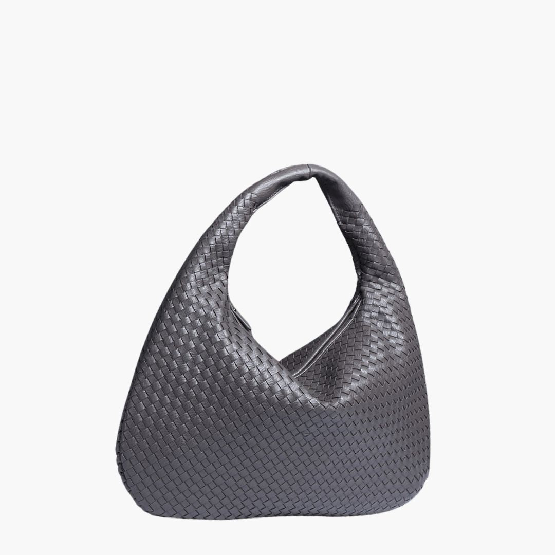 Sac hobo structuré par une femme avec une bandoulière réglable