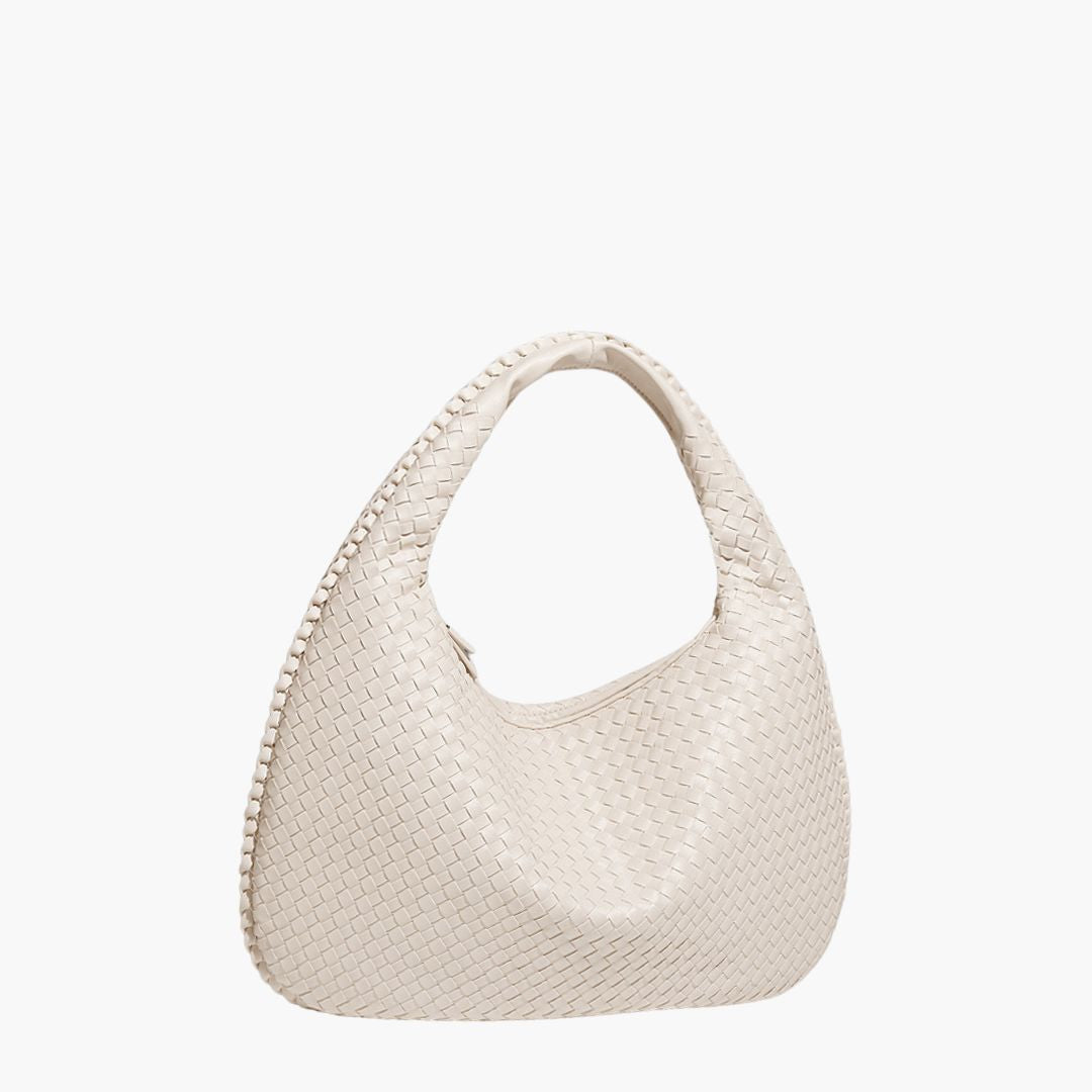 Sac hobo structuré par une femme avec une bandoulière réglable