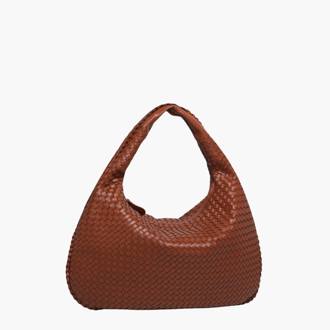 Sac hobo structuré par une femme avec une bandoulière réglable