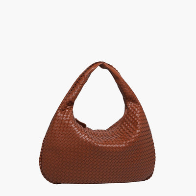 Sac hobo structuré par une femme avec une bandoulière réglable