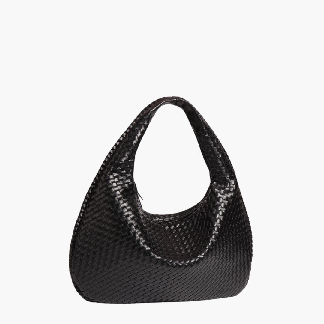 Sac hobo structuré par une femme avec une bandoulière réglable