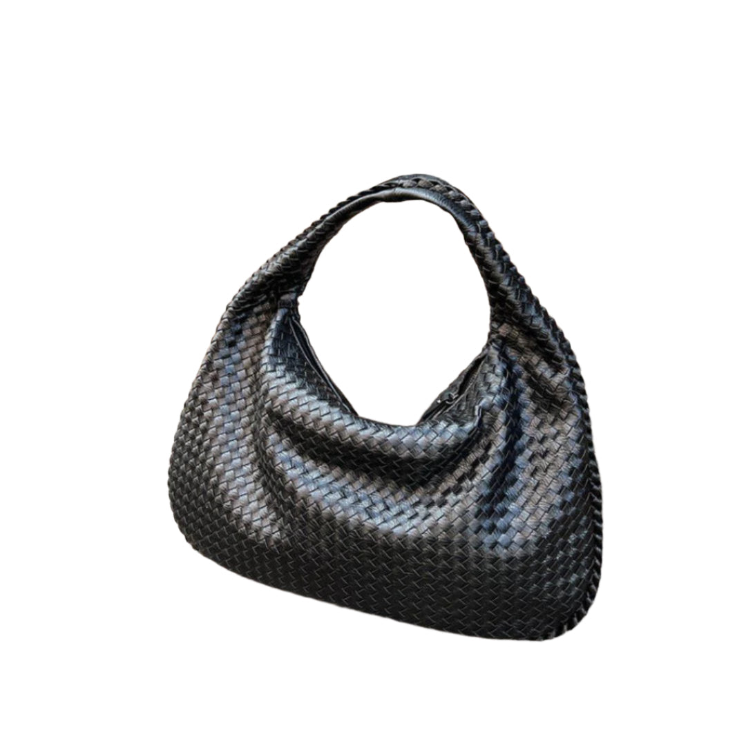 Sac hobo structuré par une femme avec une bandoulière réglable