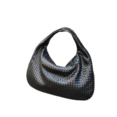 Sac hobo structuré par une femme avec une bandoulière réglable