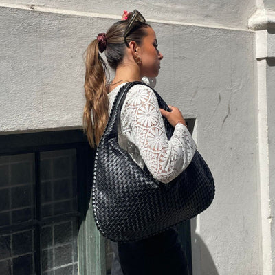 Sac hobo structuré par une femme avec une bandoulière réglable