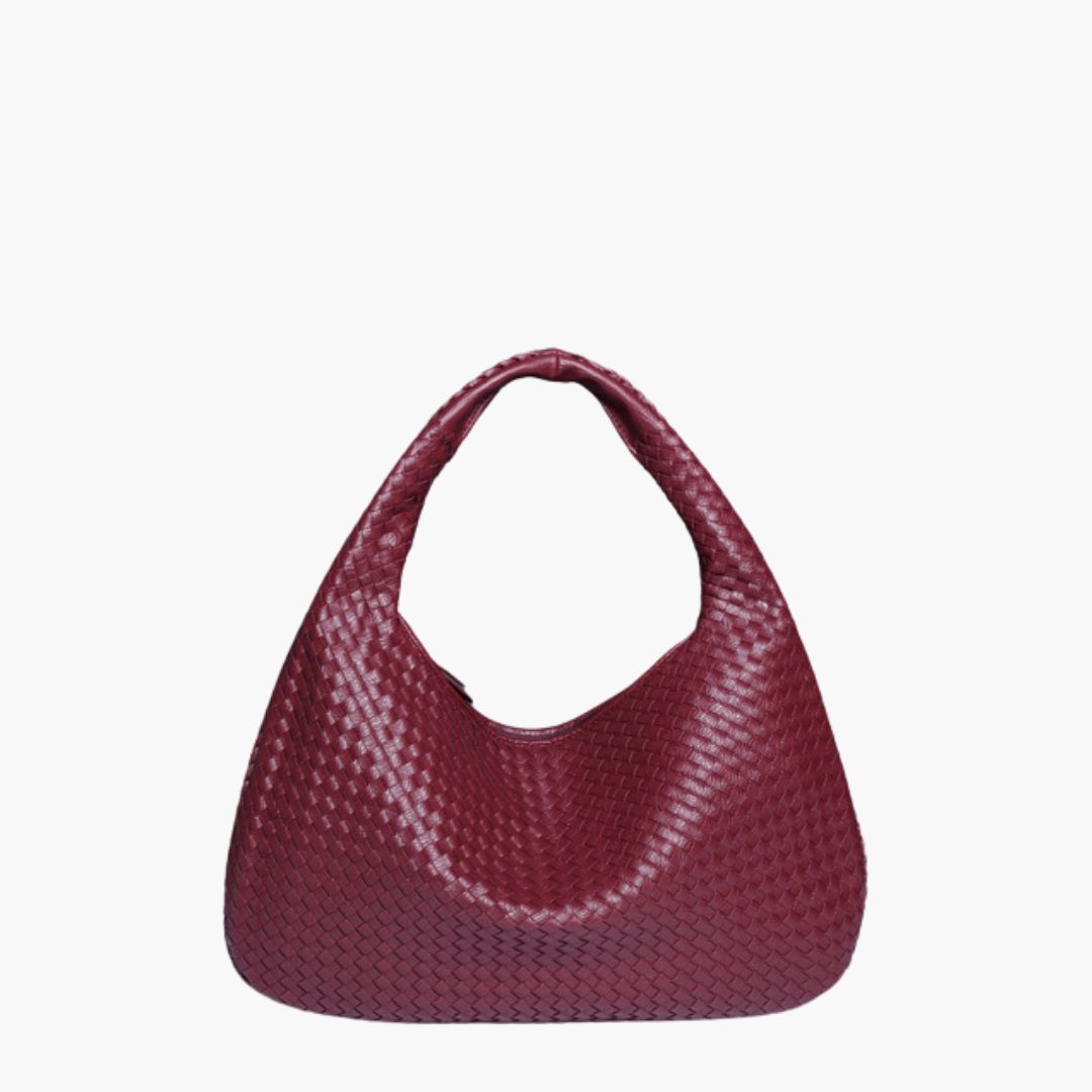 Sac hobo structuré par une femme avec une bandoulière réglable