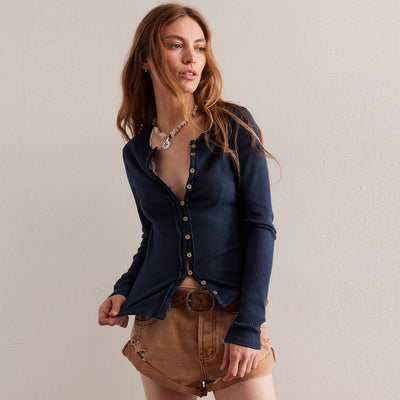 Moda perfecta | Cárdigan de punto acanalado con botones de color liso