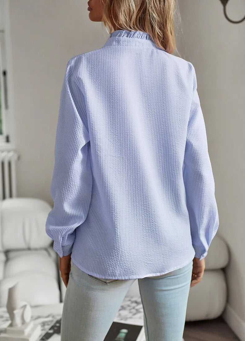 Blusa de mujer elegante larga y manera con cuello alto