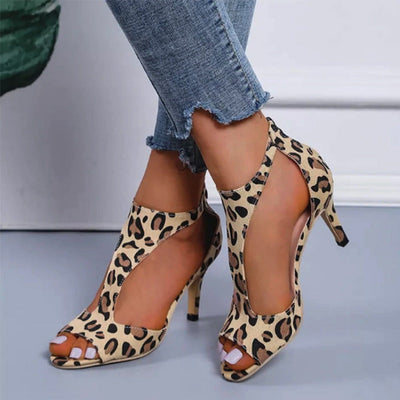 Océane Dubois | Tacones altos de moda que sujetan el pie