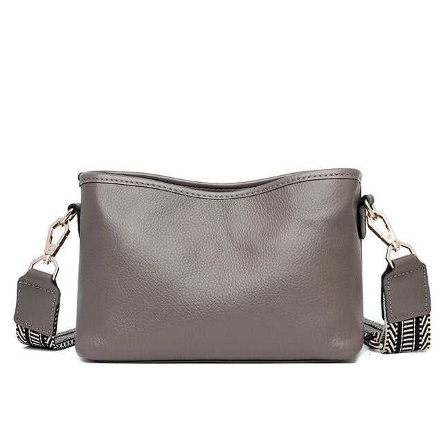 Small Women's Bag de femme avec une grande bandoulière de guitare