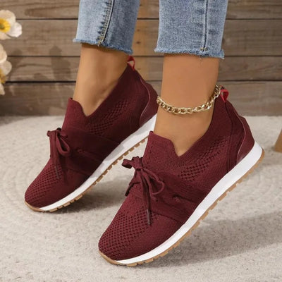 Zapatos de mujer con cordones de malla para uso ortopédico.
