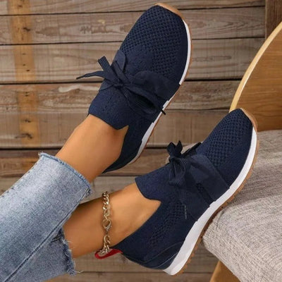 Zapatos de mujer con cordones de malla para uso ortopédico.
