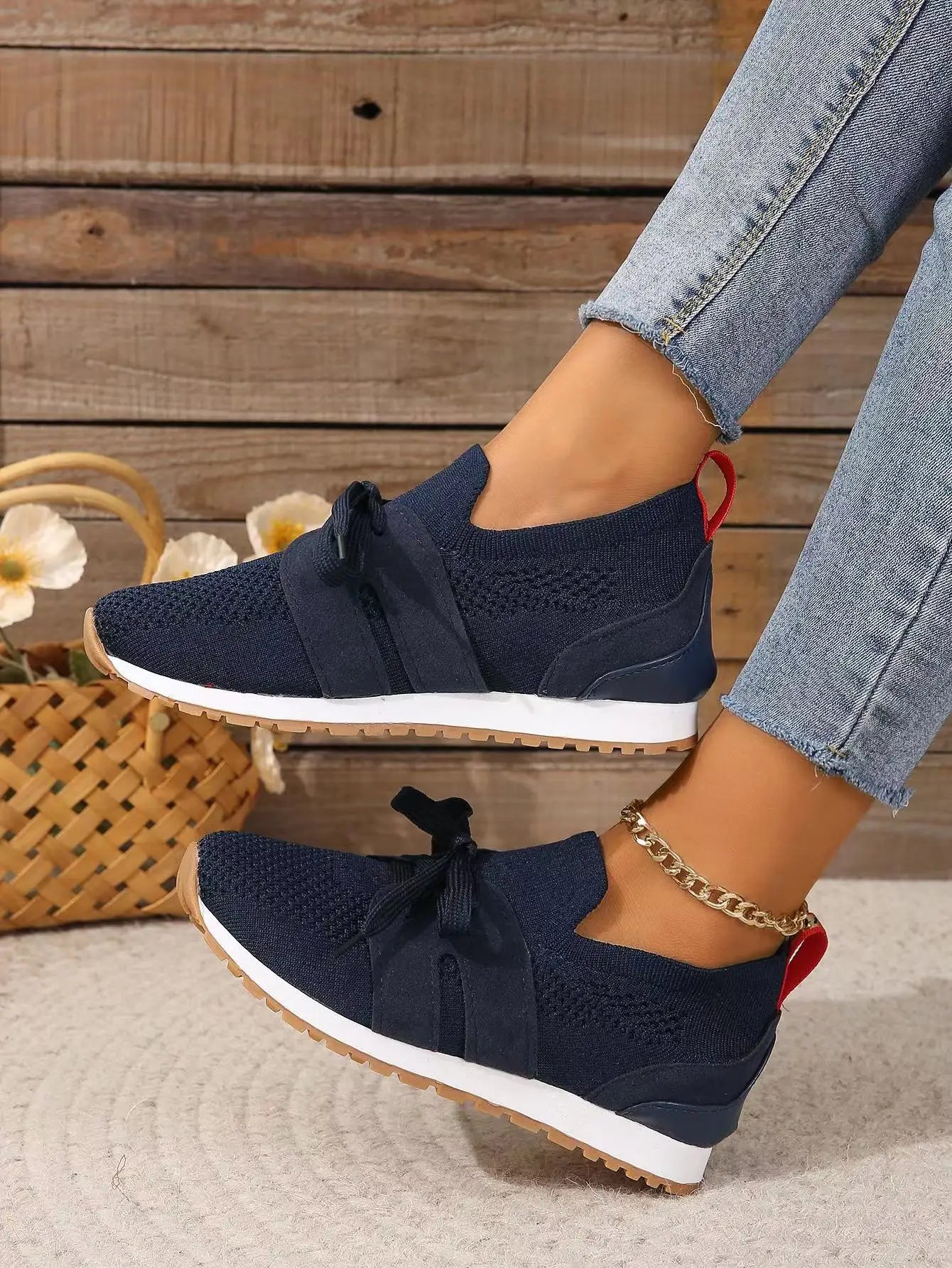 Zapatos de mujer con cordones de malla para uso ortopédico.