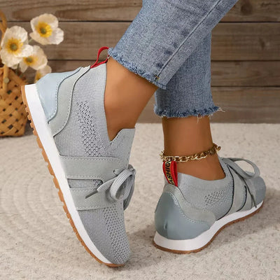 Zapatos de mujer con cordones de malla para uso ortopédico.