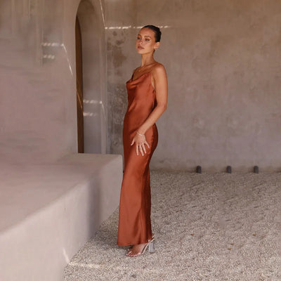 Klara | Vestido largo de satén con escote desbocado