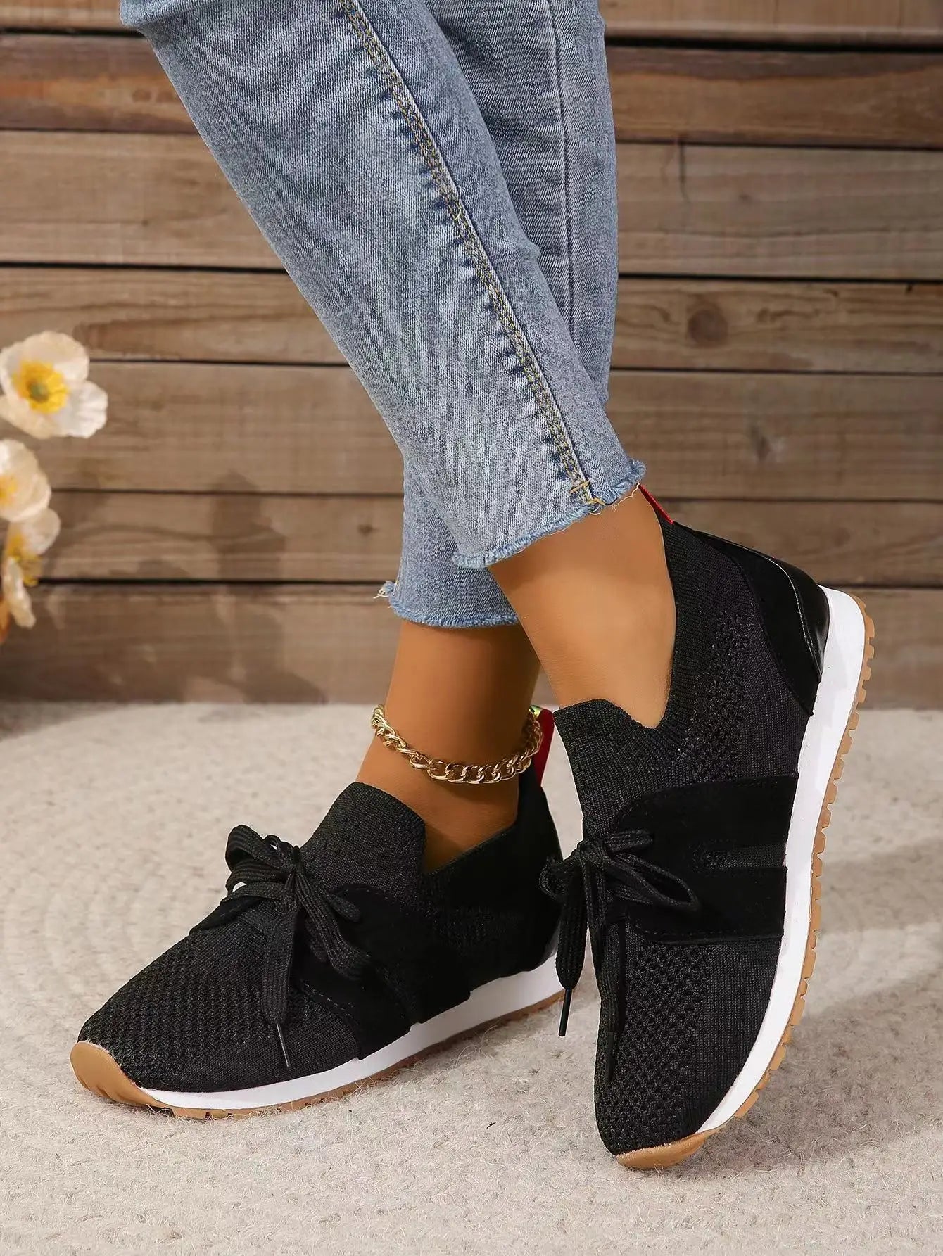 Zapatos de mujer con cordones de malla para uso ortopédico.