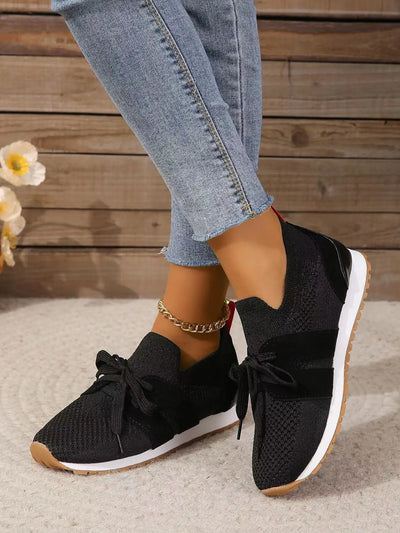 Zapatos de mujer con cordones de malla para uso ortopédico.