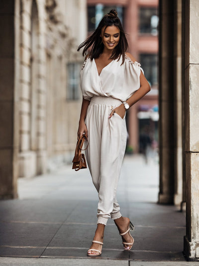 Mono informal Emma con hombros descubiertos y detalles de volantes