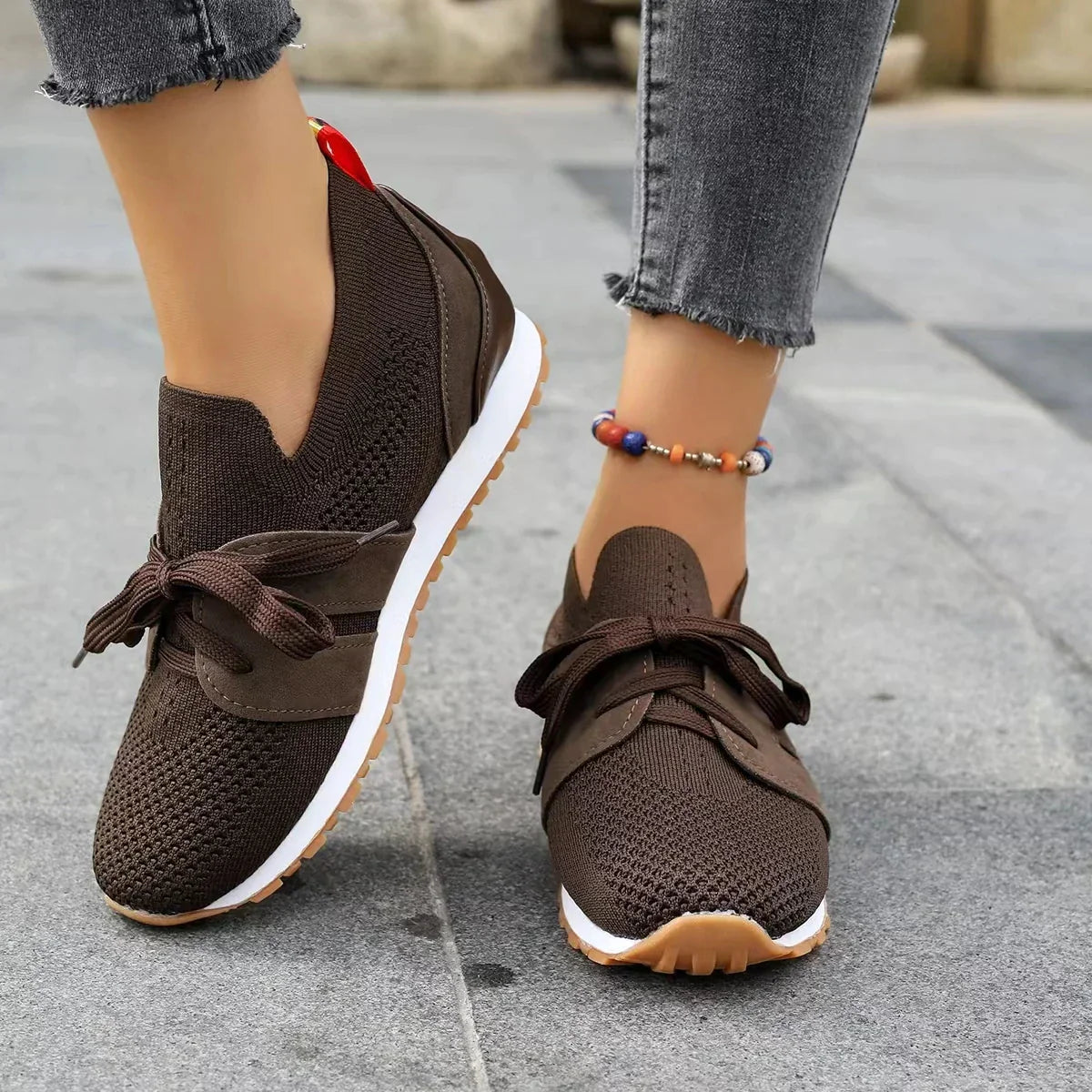 Zapatos de mujer con cordones de malla para uso ortopédico.