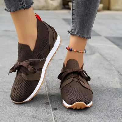 Zapatos de mujer con cordones de malla para uso ortopédico.