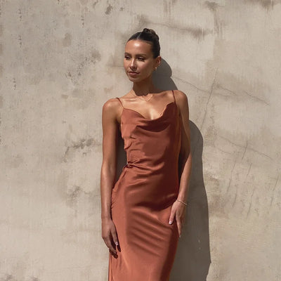 Klara | Vestido largo de satén con escote desbocado