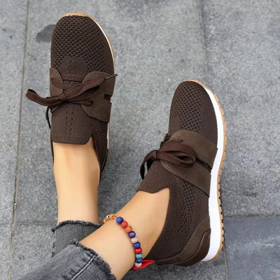 Zapatos de mujer con cordones de malla para uso ortopédico.
