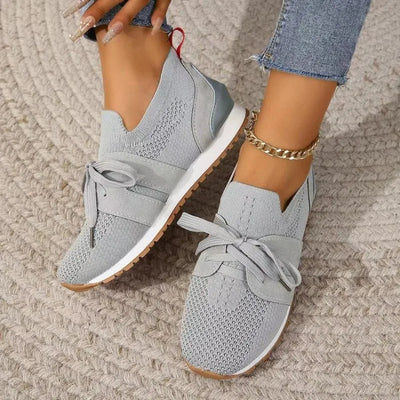 Zapatos de mujer con cordones de malla para uso ortopédico.
