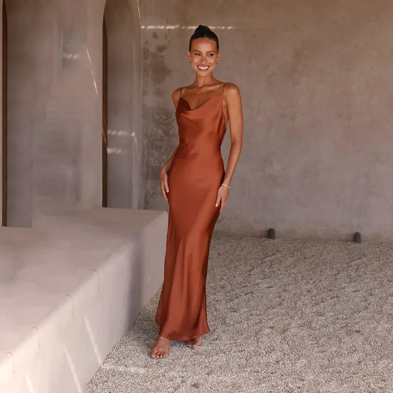 Klara | Vestido largo de satén con escote desbocado