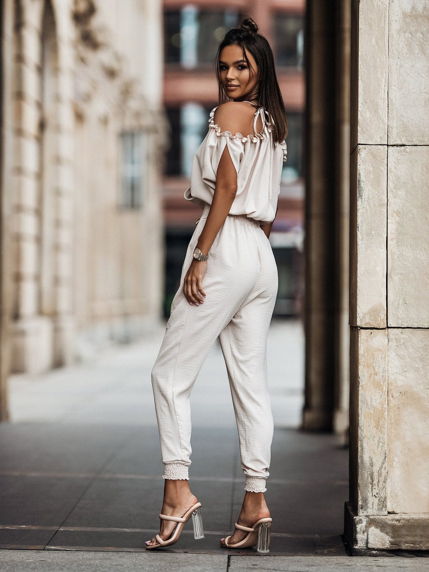 Mono informal Emma con hombros descubiertos y detalles de volantes