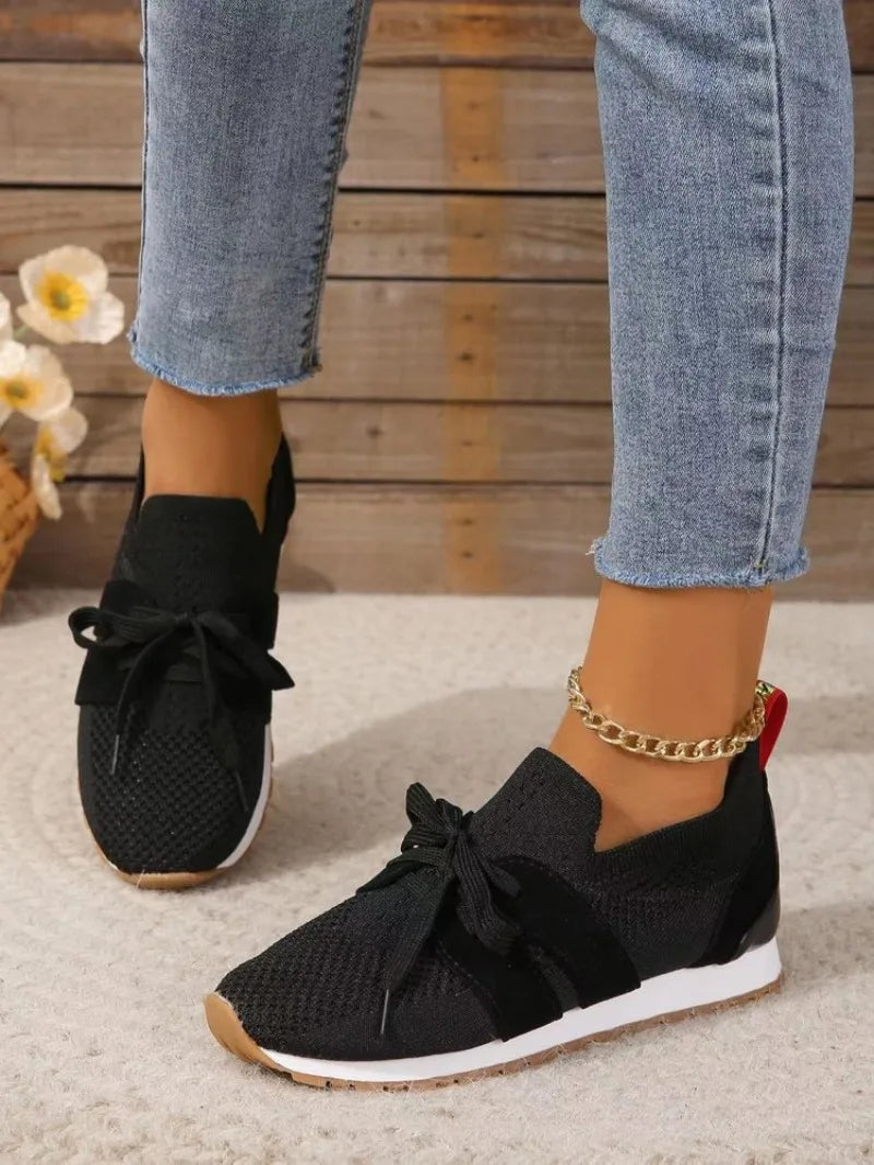 Zapatos de mujer con cordones de malla para uso ortopédico.