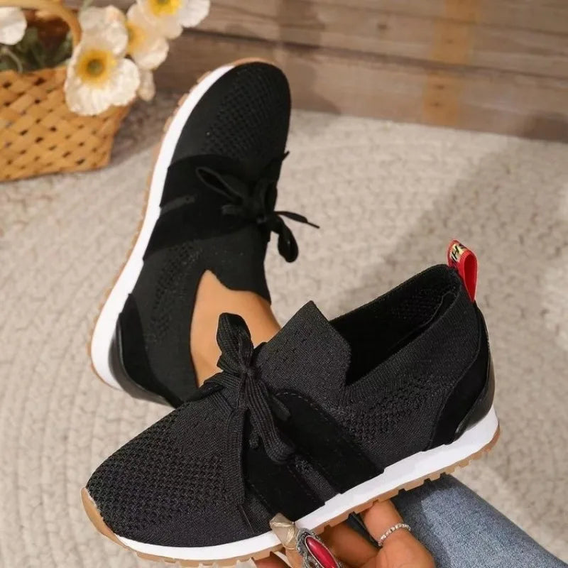 Zapatos de mujer con cordones de malla para uso ortopédico.
