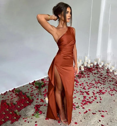 Emily - robe longue en satin avec épaules tombantes et fentes